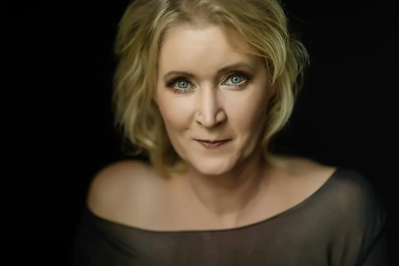 Soft glamour portrait of a woman by a Phoenix boudoir photographer
